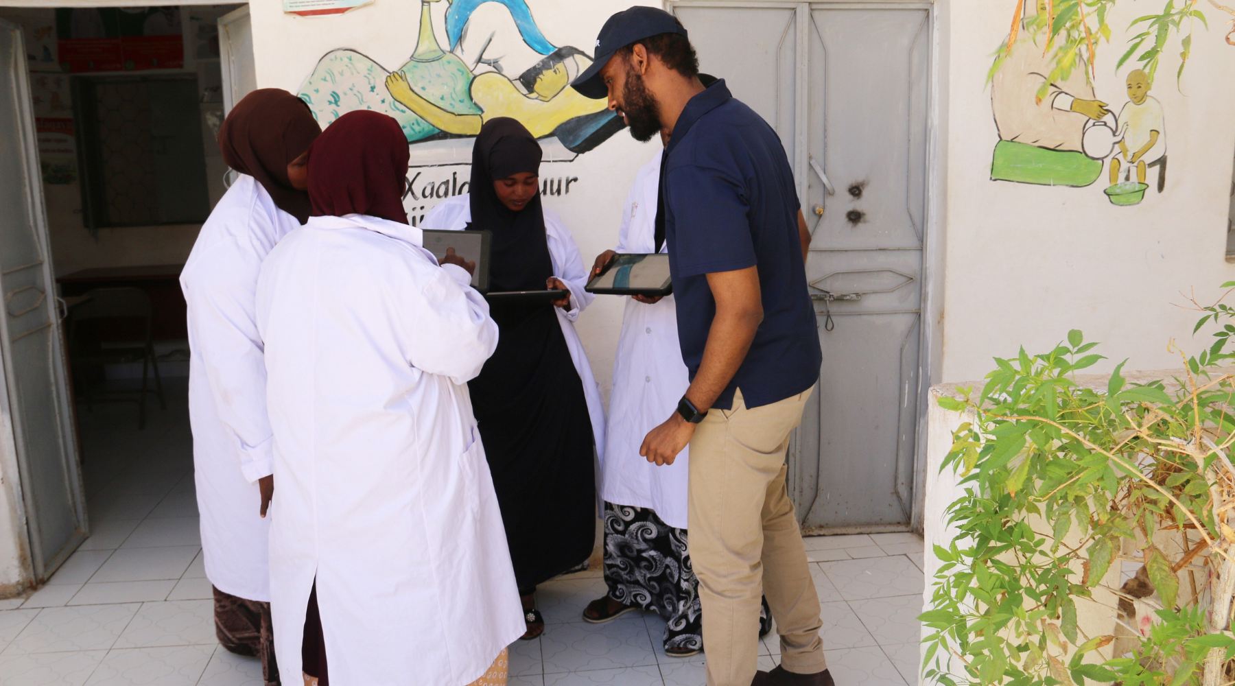251010 Khalid Hashi with frontline workers ByBlacks