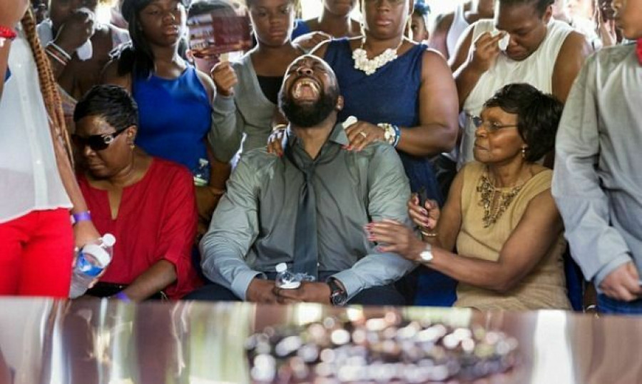 Michael Brown Sr. cries out at his son's funeral